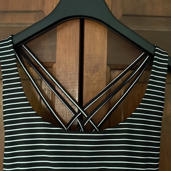 Victoria Sport Strappy Back Stripe Bra - Picture 3 of 10